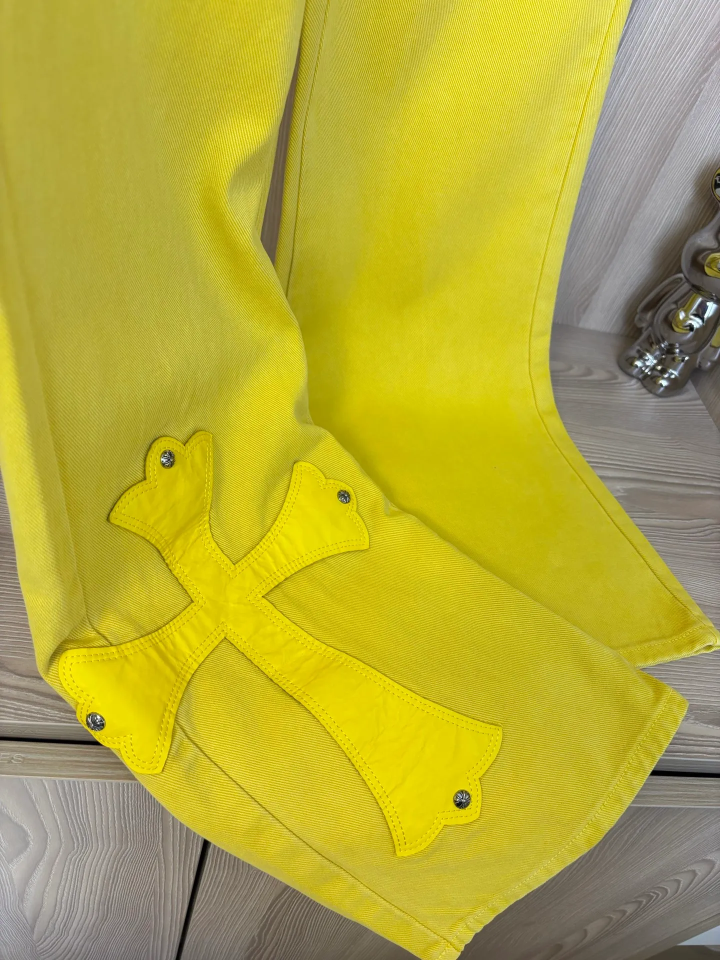 P280 model number: DC 55# Chrome hearts CH Fan Chengcheng's same New York limited large leather label dopamine yellow jeans Special Italian cowhide printed and cut Customized sheepskin three-layer thick line leather The whole body is spliced in heavy water washing process Craftsmen hand-splashed ink You can see the details Three-dimensional cutting version Loose and comfortable without being too picky about the figure Makes you taller and thinner Factory Seiko Original factory quality control Same style for men and women Can be matched with couples Versatile recommendation Essential jeans for all seasons Color: lemon yellow Size: s m l xl (Picture 9️⃣Size chart)